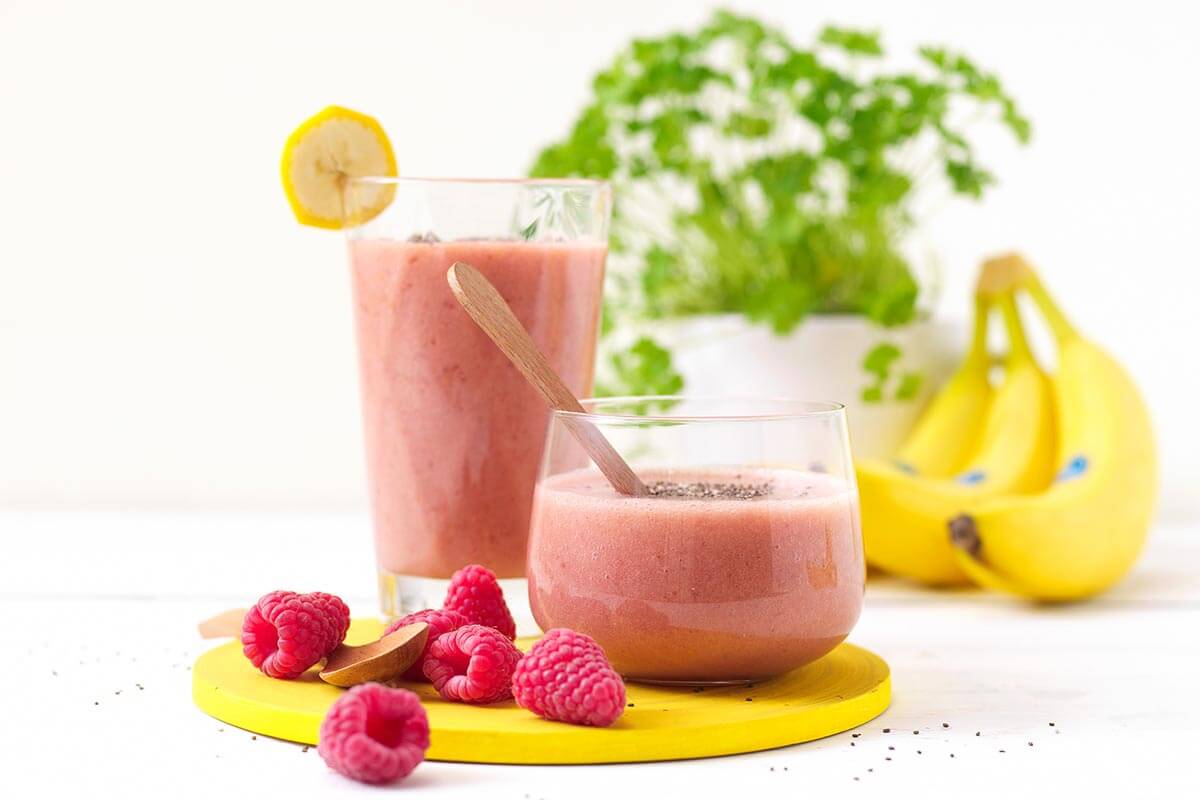 Bananen- en frambozensmoothie met sinaasappel en chiazaden