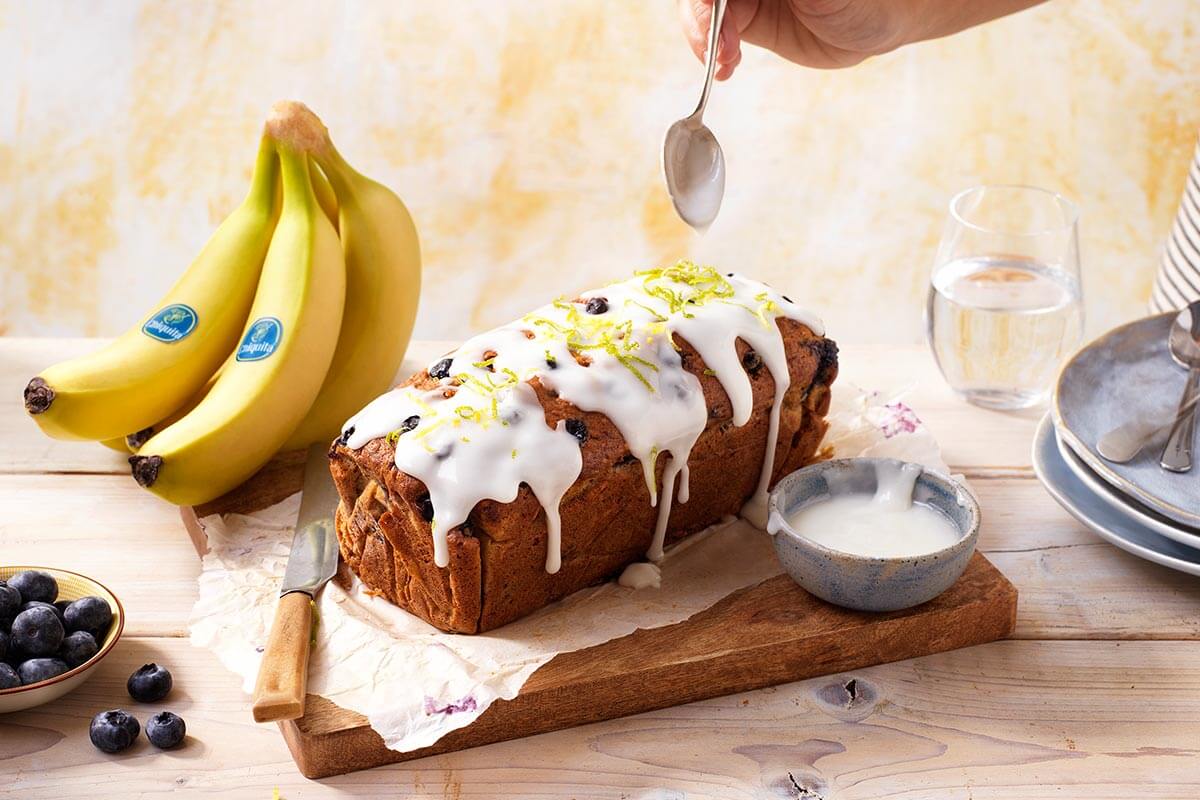 Chiquita-bananenbrood met bosbessen en citroenglazuur