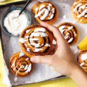 Kaneelbrood met Chiquita-banaan en kokosmelk