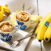 Kaneelbroodje met Chiquita-banaan in een beker
