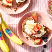 Mueslitoast met magere cottage cheese, Chiquita-bananen, aardbeien, bosbessen en sesamzaad