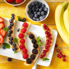 Chiquita-bananensplit met rood fruit en pindakaas voor een gezond ontbijt
