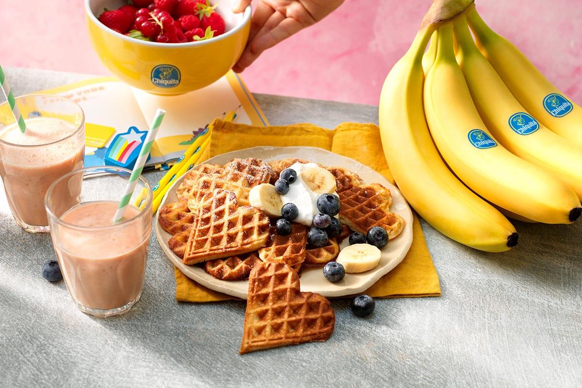 Wafels met Chiquita-bananen, bosbessen en slagroom