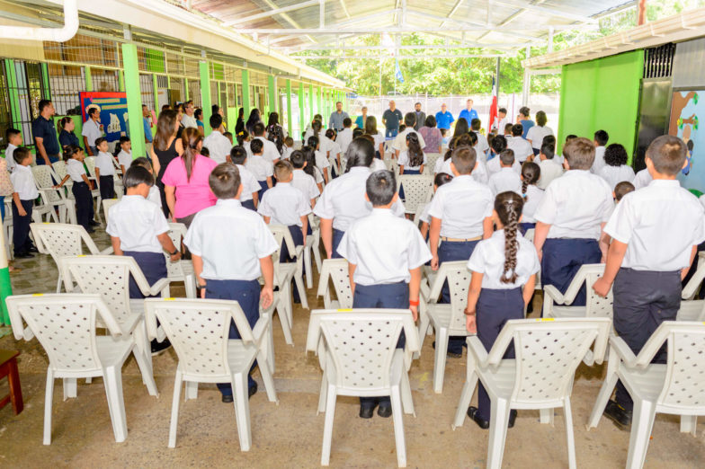 Chiquita schenkt land voor het bouwen van scholen aan het ministerie van onderwijs van Costa Rica