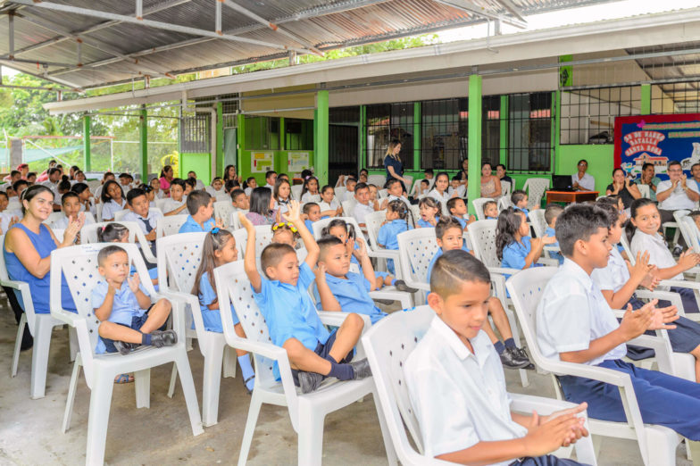 Chiquita schenkt land voor het bouwen van scholen aan het ministerie van onderwijs van Costa Rica