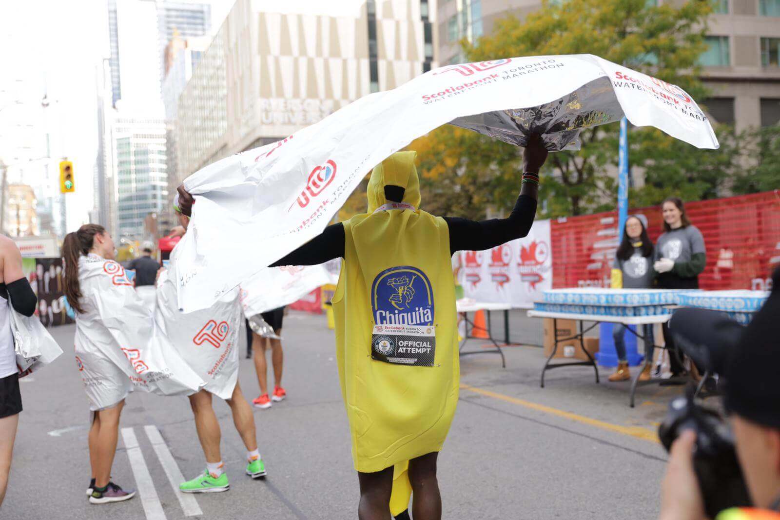 Hardloper in Chiquita bananenpak breekt wereldrecord halve marathon