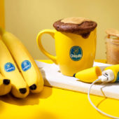 Mugcake met chocolade, pindakaas en Chiquita-banaan