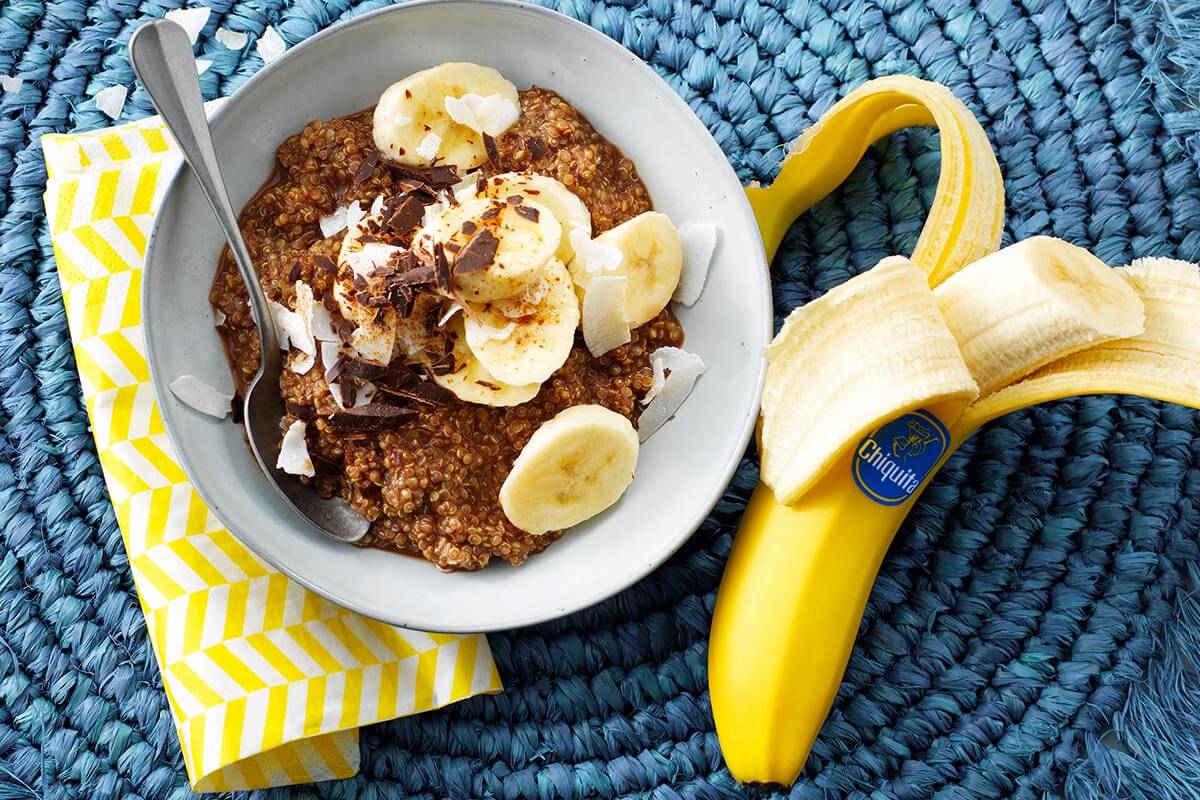 Chocolade-quinoa ontbijt met banaan, cacao, chocolade en kokos