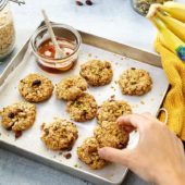 Robuuste havermoutkoekjes met Chiquita-banaan en bosbessen