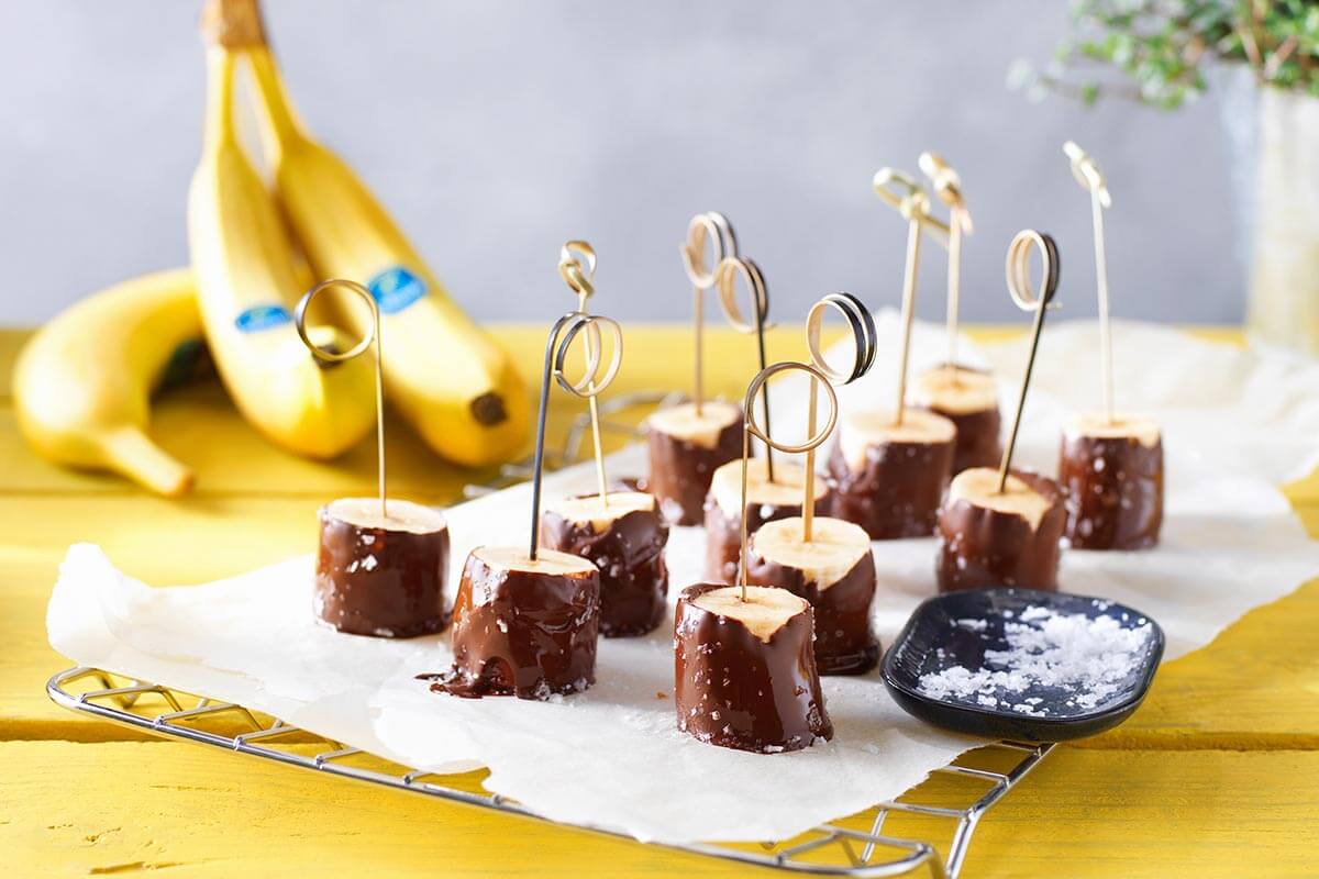 Kleine snack van Chiquita-banaan met pure chocolade en zeezout