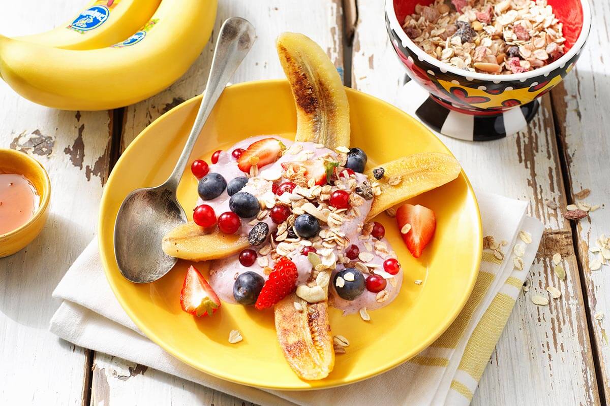 Gezonde Chiquita-bananensplit met muesli en acaibessen