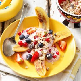 Gezonde Chiquita-bananensplit met muesli en acaibessen