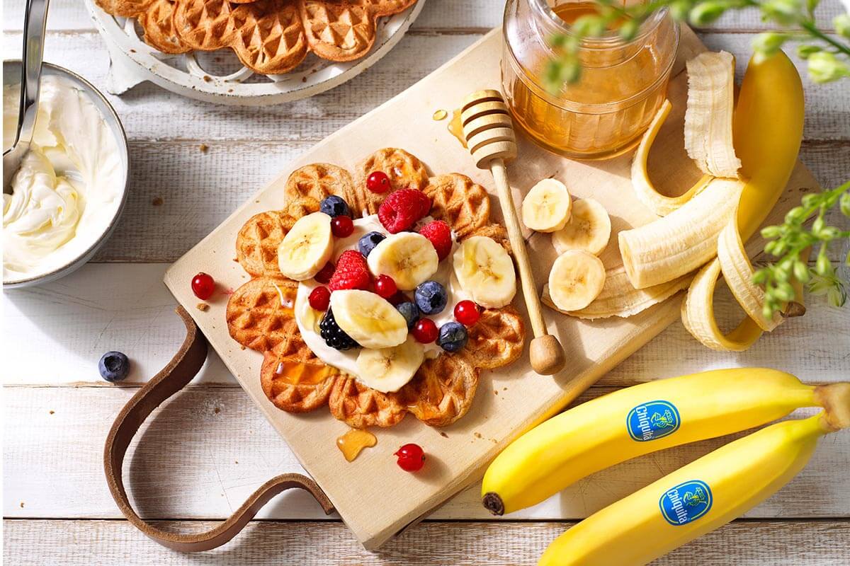 Zelfgemaakte volkoren wafels met Chiquita banaan en rood fruit