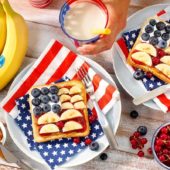 Garneer met stukjes Chiquita-banaan en bosbessen