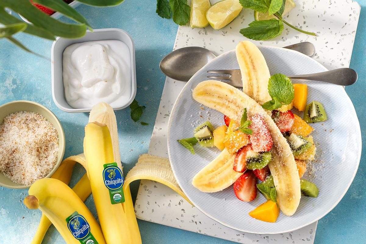 Biologische, tropische Chiquita-bananensplit met kokos en munt