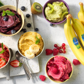 Veganistisch ijs met bolletjes Chiquita-banaan, matcha, kiwi en bessen| Chiquita-recepten