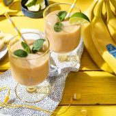 Tropische smoothie van Chiquita-banaan met mango, ananas en yoghurt