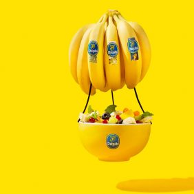 Klassieke fruitschaal met drijvende Chiquita banaan