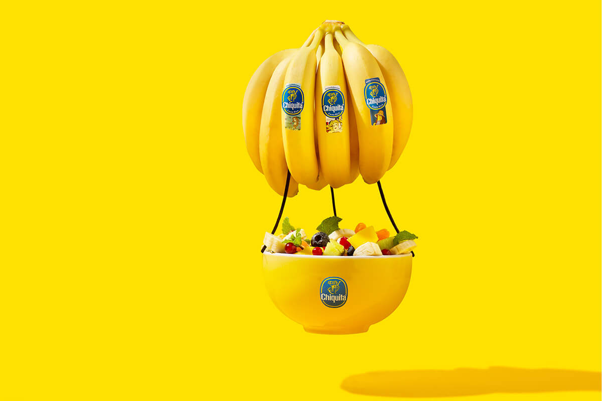 Klassieke fruitschaal met drijvende Chiquita banaan