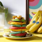 Kleurrijke luchtige pannenkoeken met Chiquita banaan