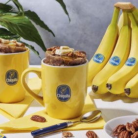 Mug cake met Chiquita banaan, pecannoten en ahornsiroop