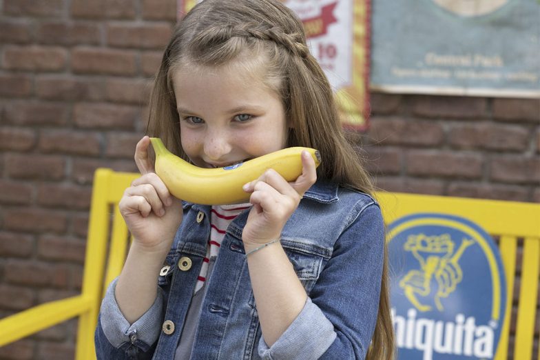 Linda lacht met Chiquita-banaan
