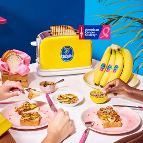 Veganistische toast met Chiquita banaan en zonneboter met zonnebloempitten