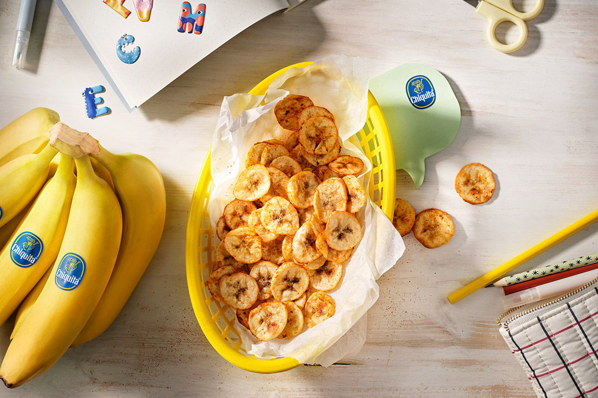 Licht gezouten snack van bananenchips uit de airfryer