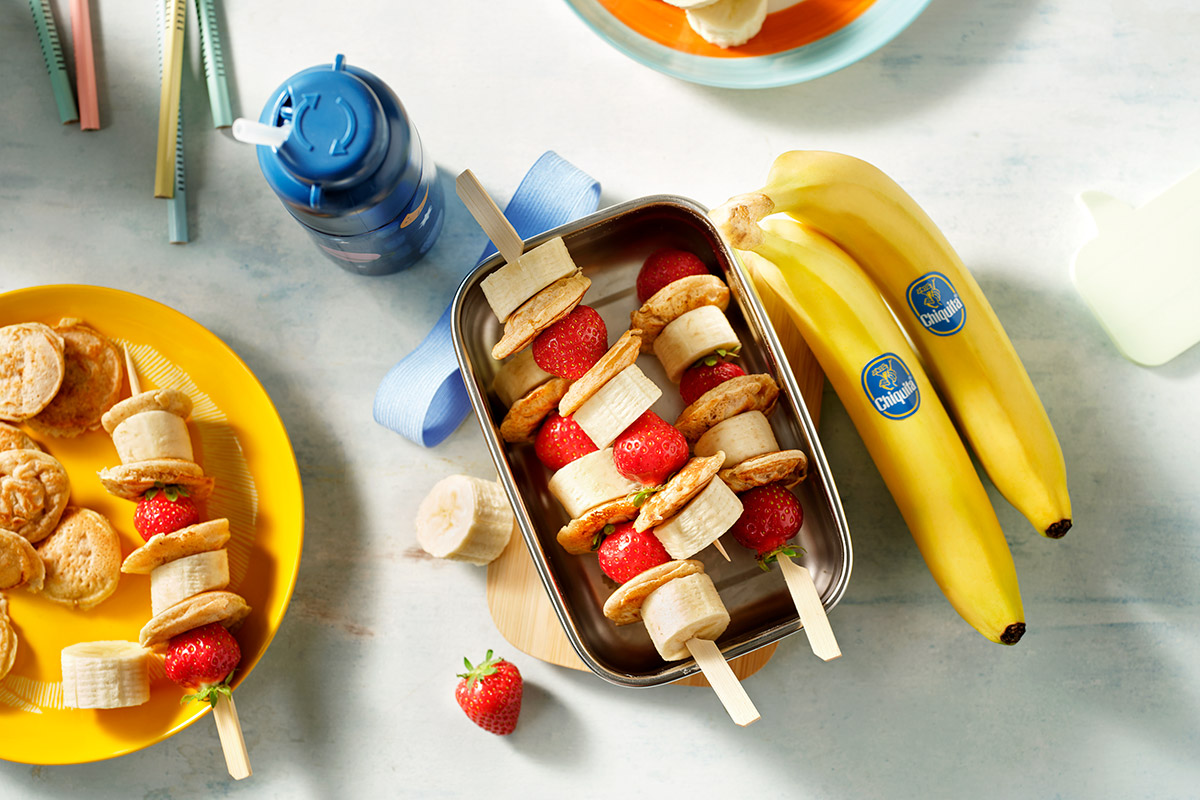 Spies met Nederlandse mini-pannenkoeken (‘poffertjes’), bananen en aardbeien