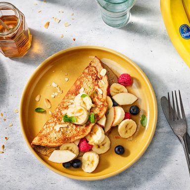 Luchtige bananenomelet, met banaan, appel en frambozen