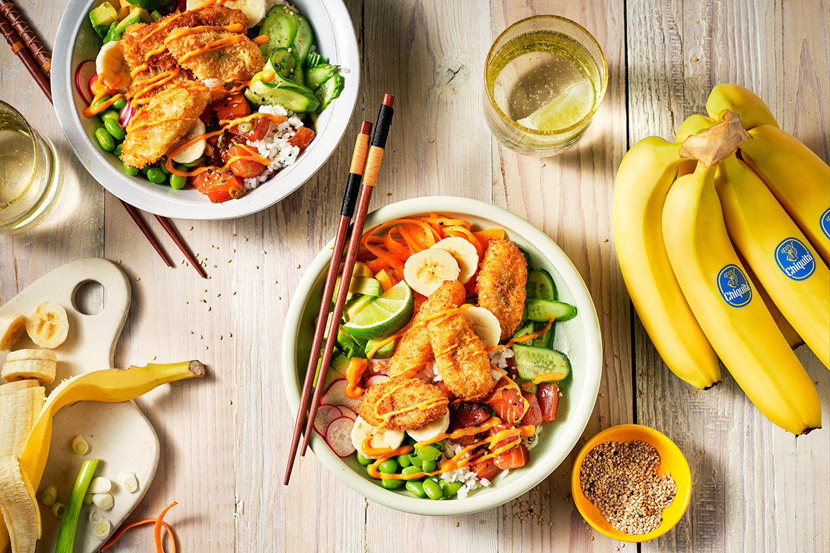 Pokebowl met rijst met krokant gebakken bananen