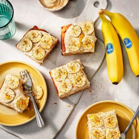Potluck-banaan/sinaasappelcake met koffieglazuur