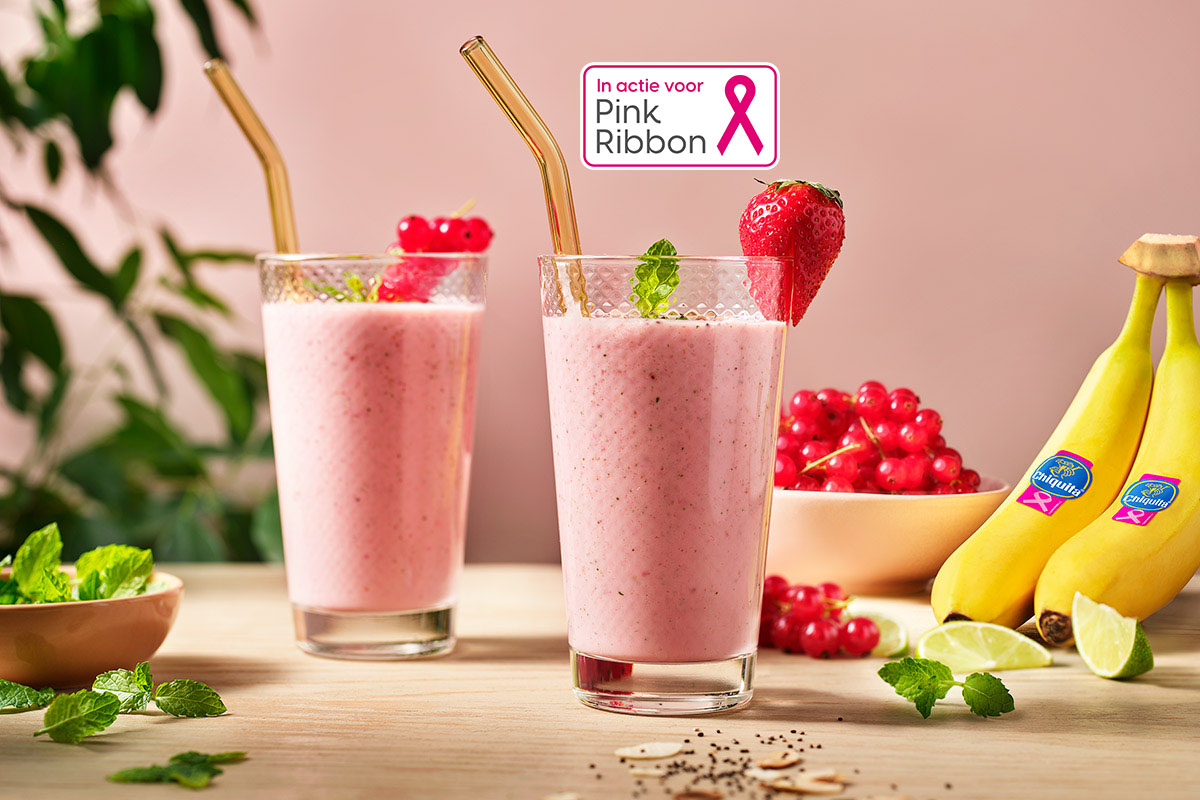 Roze Chiquita-banaan-aalbessenshake