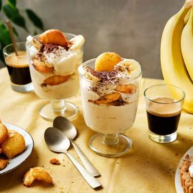 Klassieke bananen-kastanjepudding met vanille amandelkoekjes