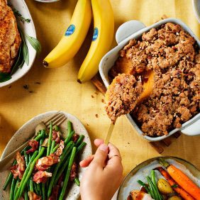 Puree van banaan en zoete aardappel gegarneerd met kaneel-pecanstreusel