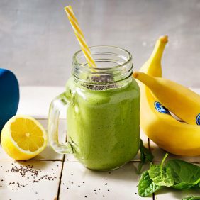 Krachtige, groene smoothie, gezoet met bananen